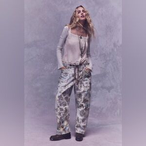 FREE PEOPLE | ✨NEW✨ We The Free Moxie Printed Flocked Barrel Jeans in Ivory